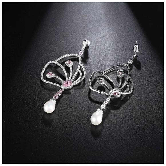 🎁 Swarovski Crystals Tien Butterfly Earrings - Picture 3 of 4